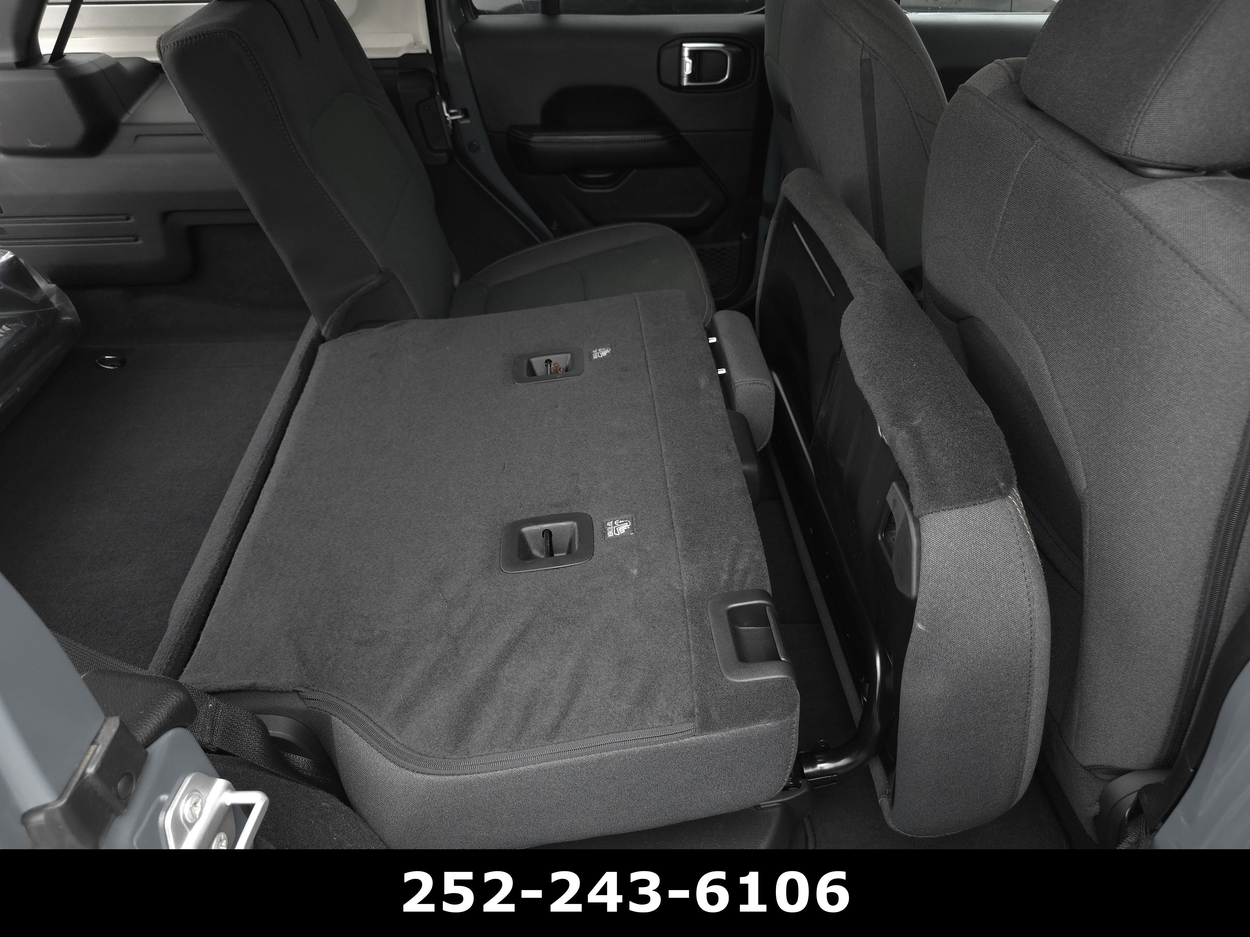 Used 2025 Jeep Wrangler Sahara image 32