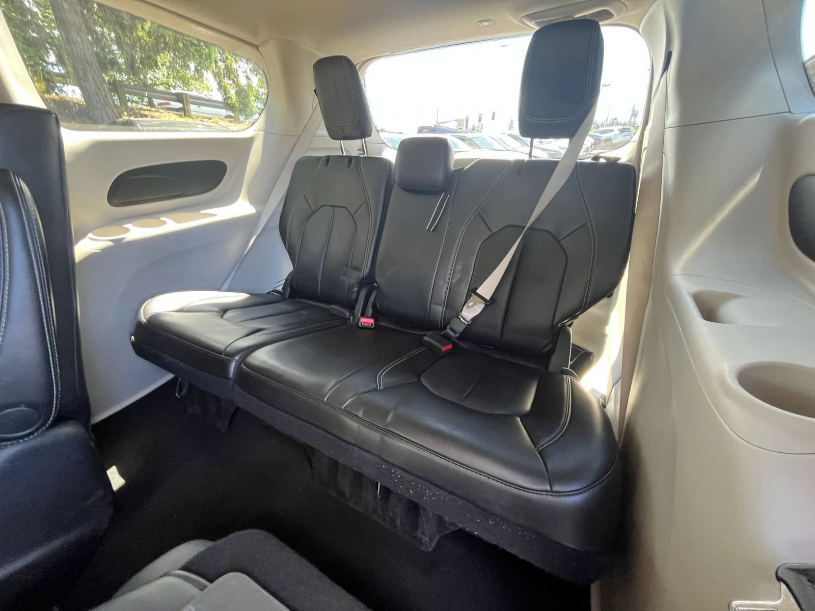 Used 2023 Chrysler Pacifica Touring-L FWD image 31