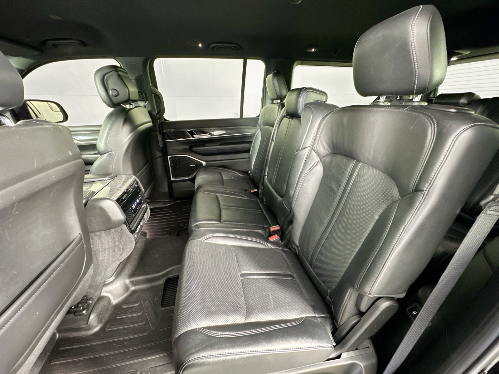 Used 2022 Jeep Wagoneer Series III RWD image 25