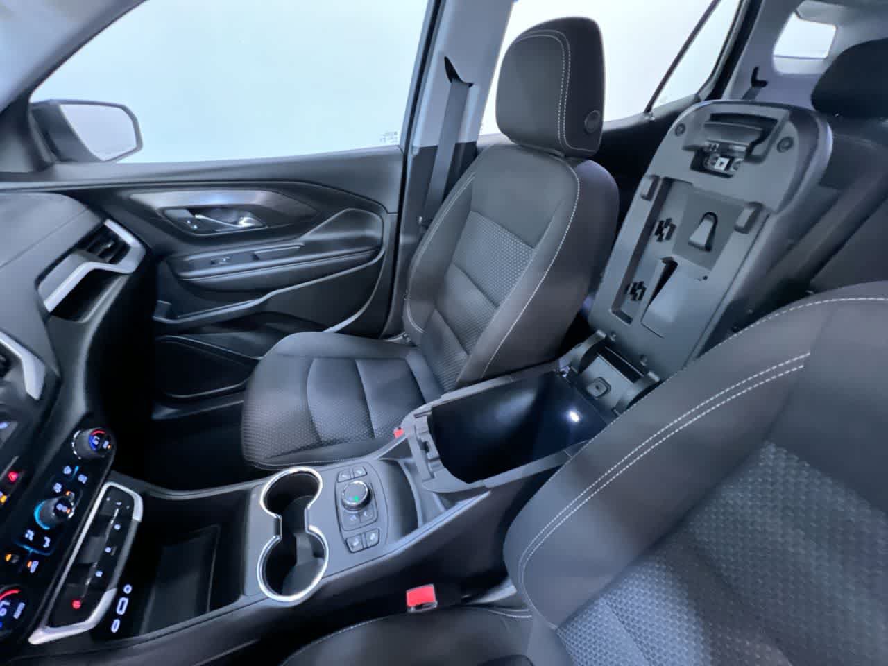 Used 2024 GMC Terrain SLE w/ Driver Convenience Package FWD image 29