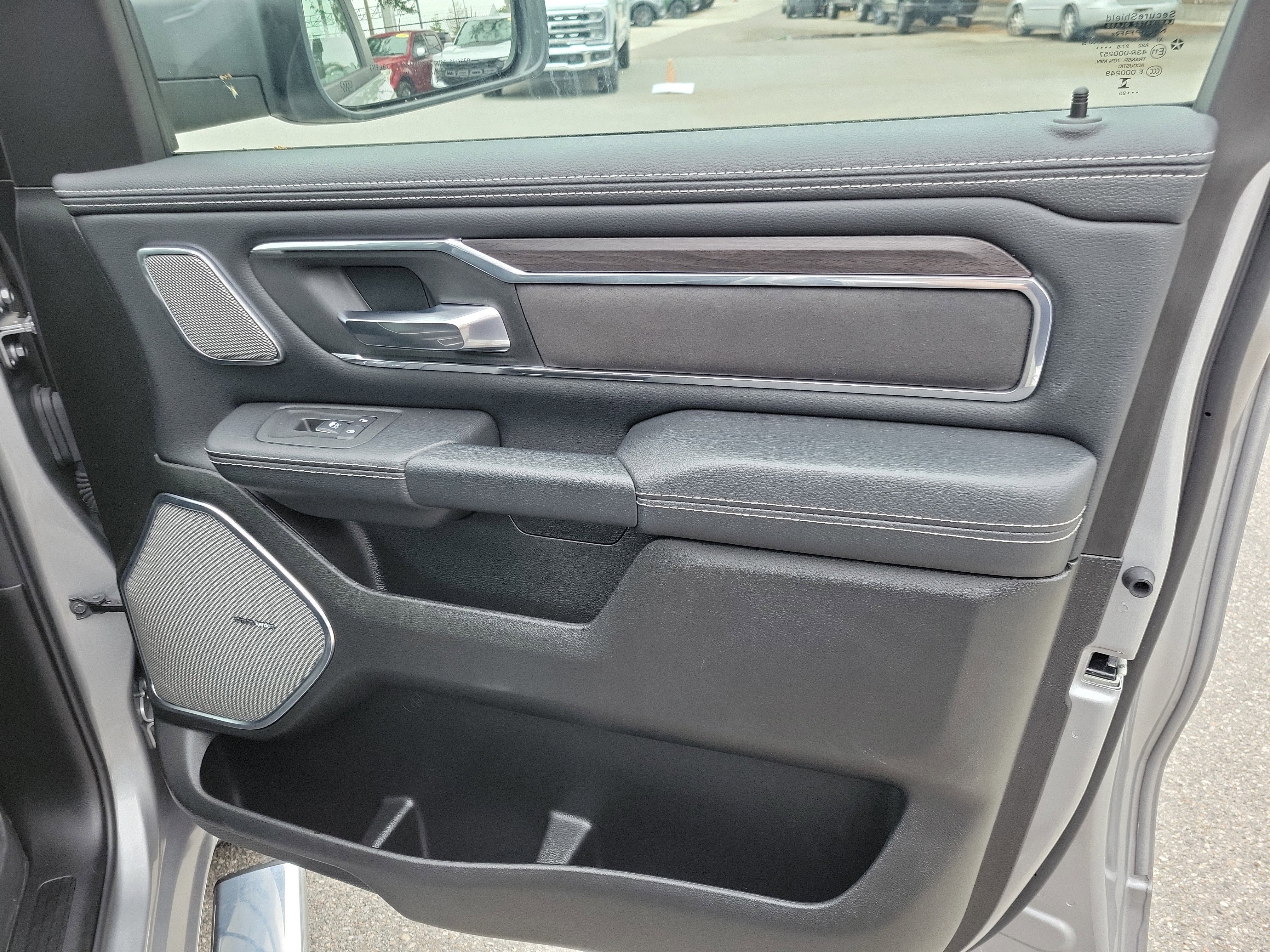 Used 2025 RAM 1500 Laramie image 29