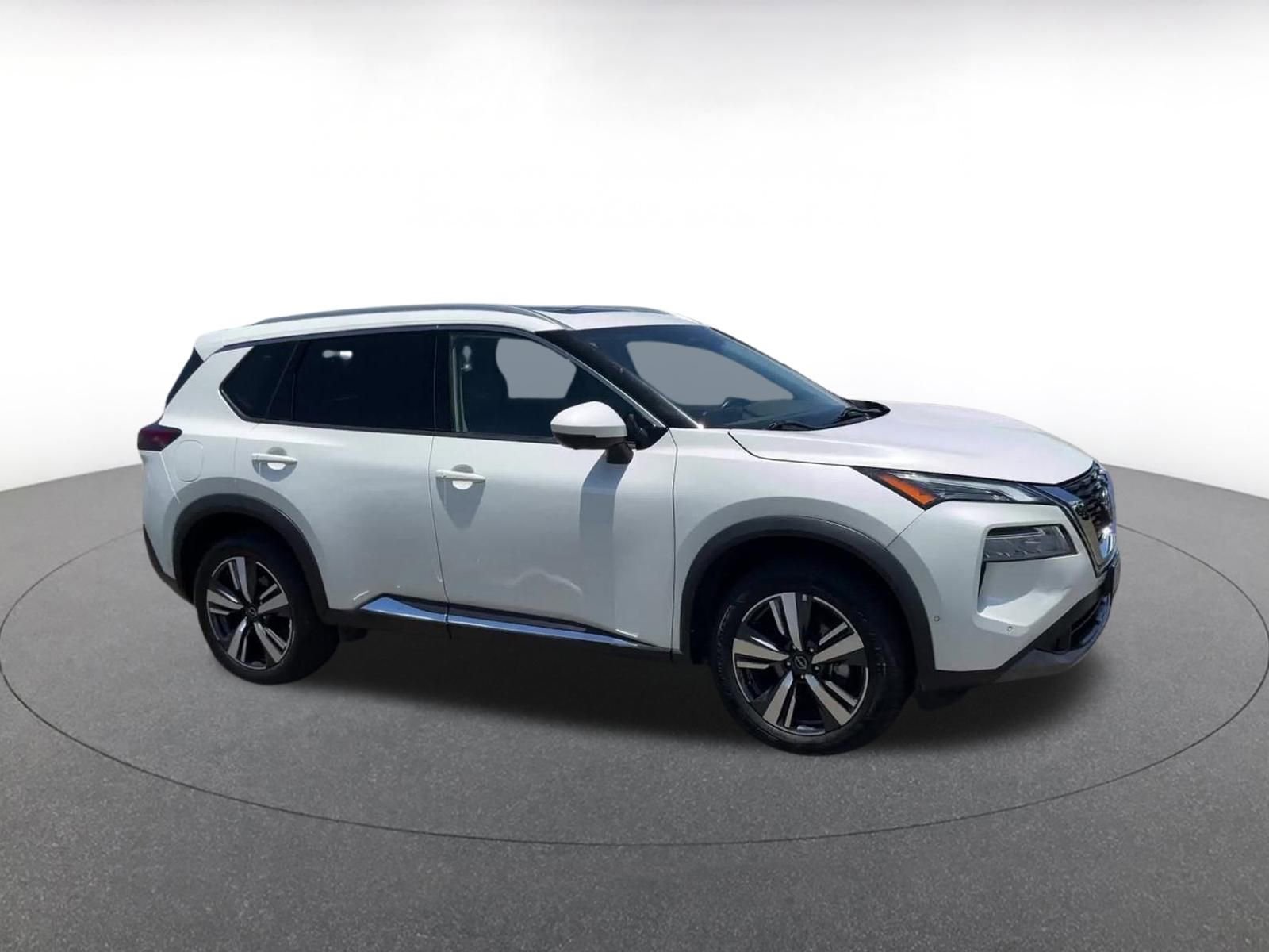 Used 2023 Nissan Rogue SL w/ SL Premium Package image 2