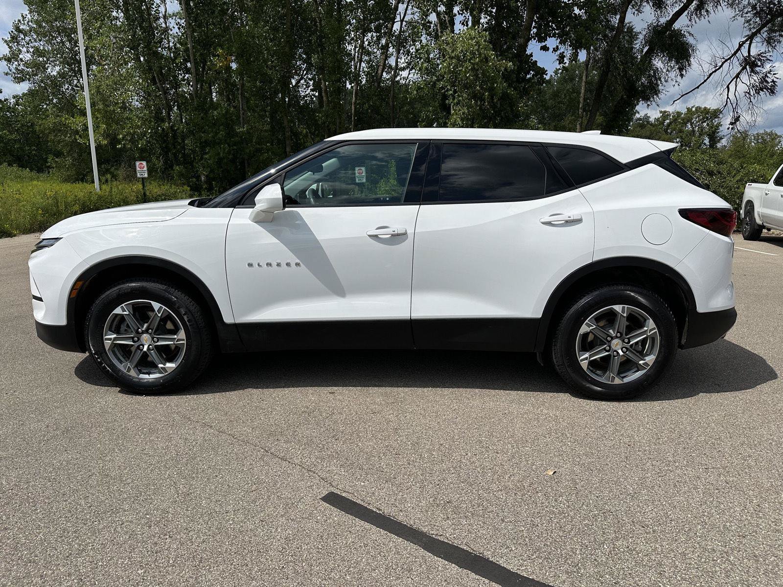 Used 2023 Chevrolet Blazer LT FWD image 2