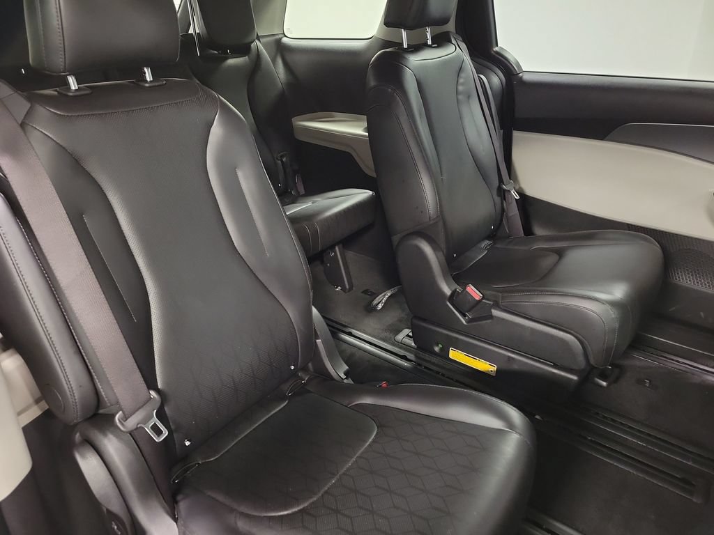 Used 2023 Kia Carnival LX FWD image 33