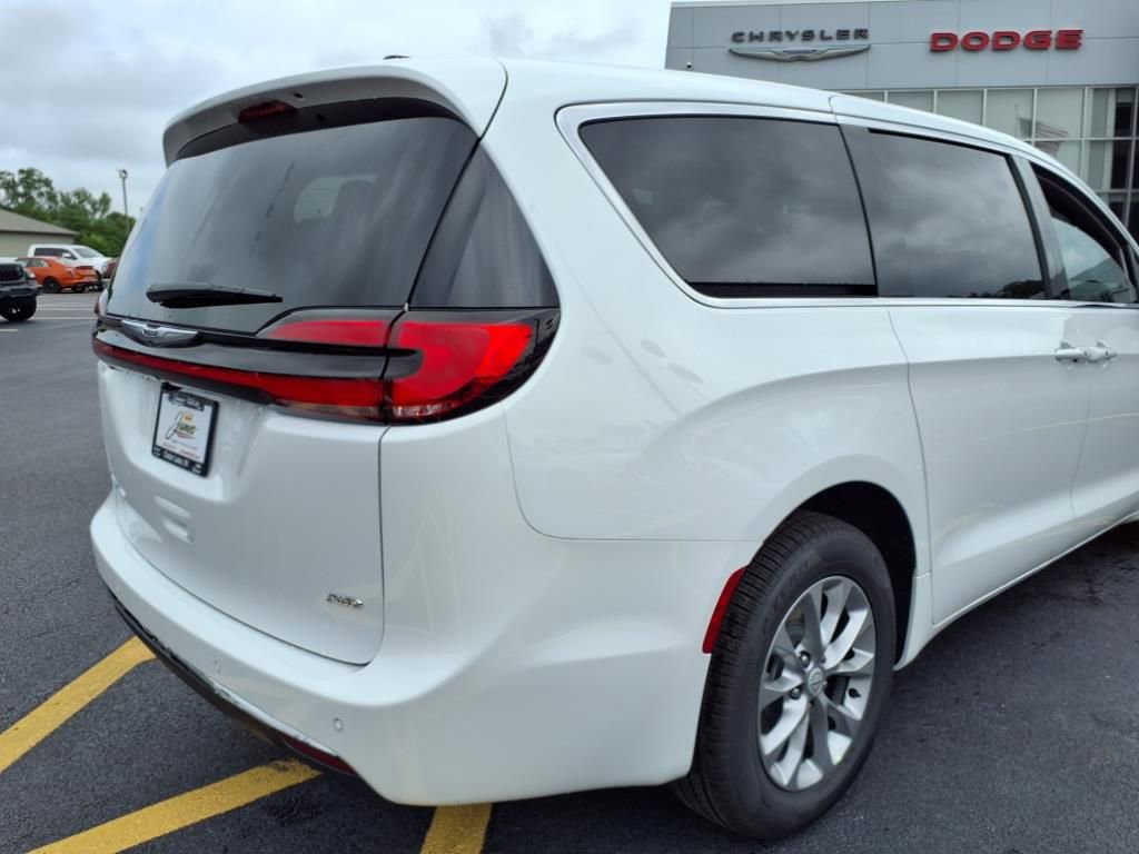 New 2026 Chrysler Pacifica Select image 5