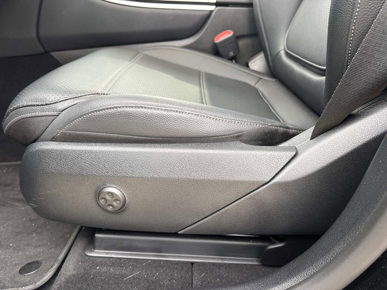 Used 2025 Mercedes-Benz GLC 300 4MATIC image 17