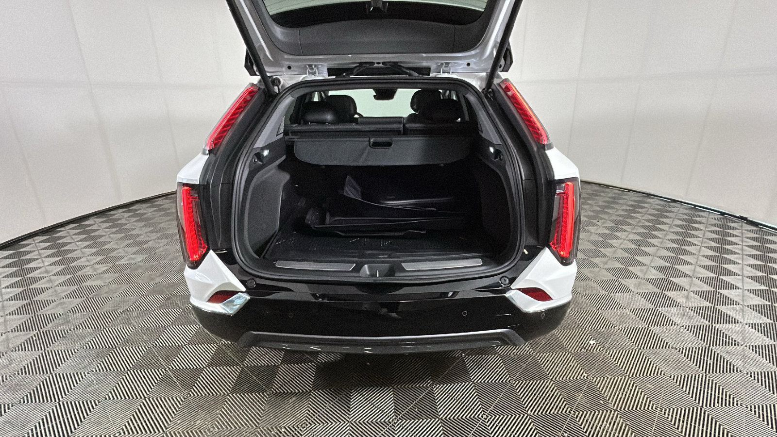 Used 2025 Cadillac Optiq Luxury 2 w/ LPO, Floor Liner Package AWD/4WD image 34