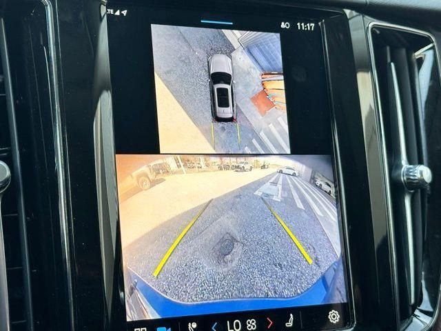 Used 2024 Volvo XC60 B5 Plus image 11