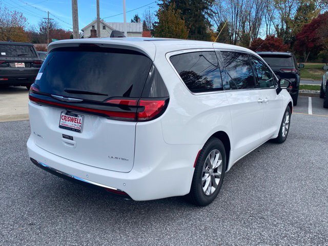 New 2026 Chrysler Pacifica Limited FWD image 8