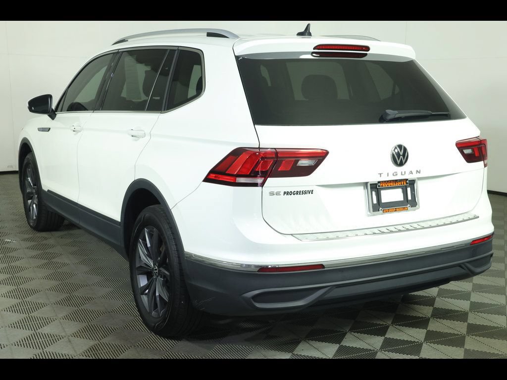 Used 2023 Volkswagen Tiguan SE w/ Panoramic Sunroof Package FWD image 16