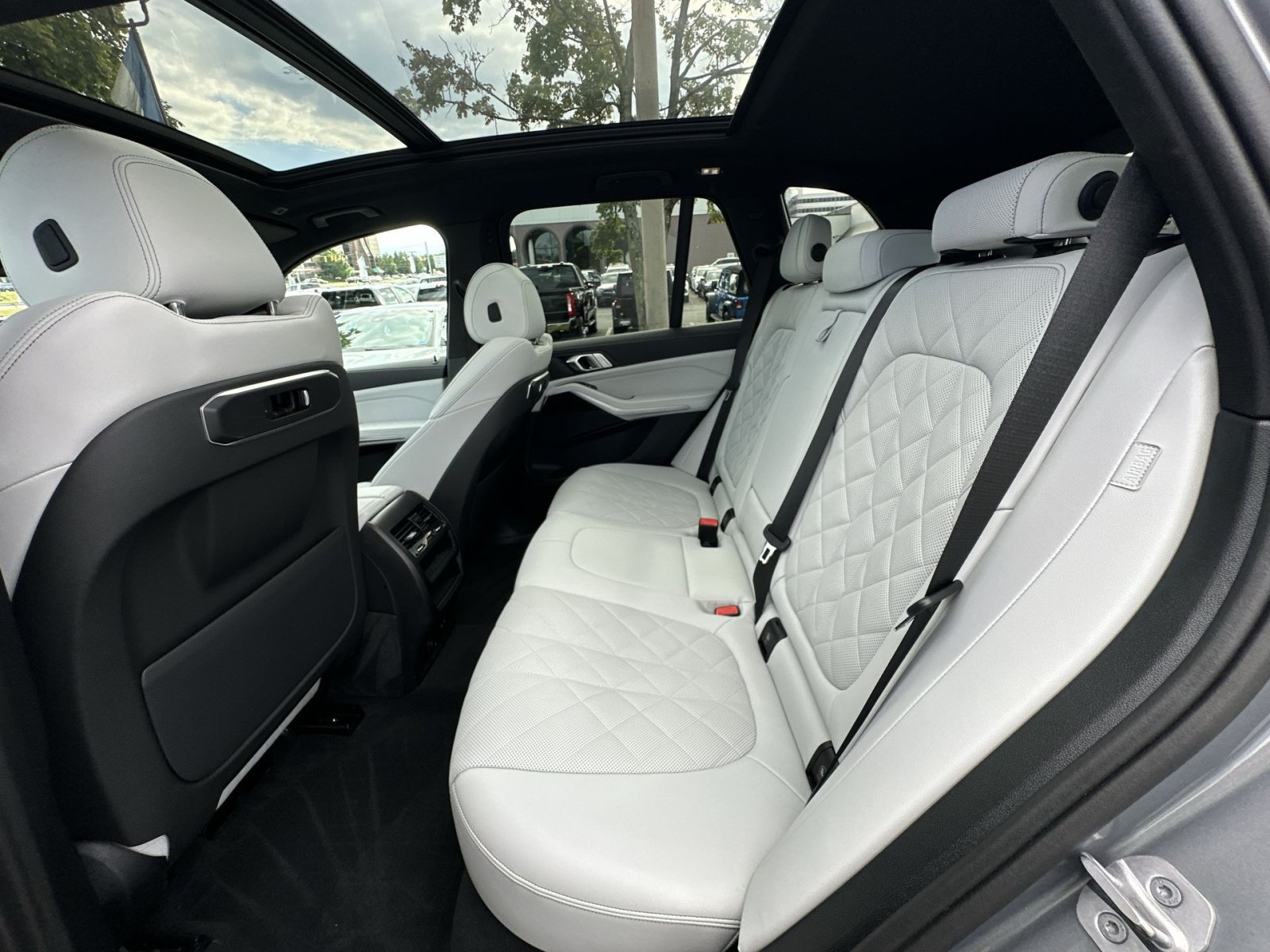 Used 2024 BMW X5 xDrive40i w/ Parking Assistance Package AWD/4WD image 25