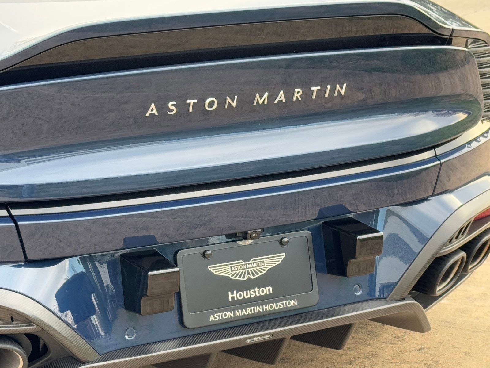 New 2025 Aston Martin Vanquish V12 image 13