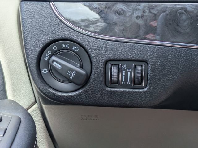 Used 2016 Chrysler Town & Country Touring-L FWD image 31