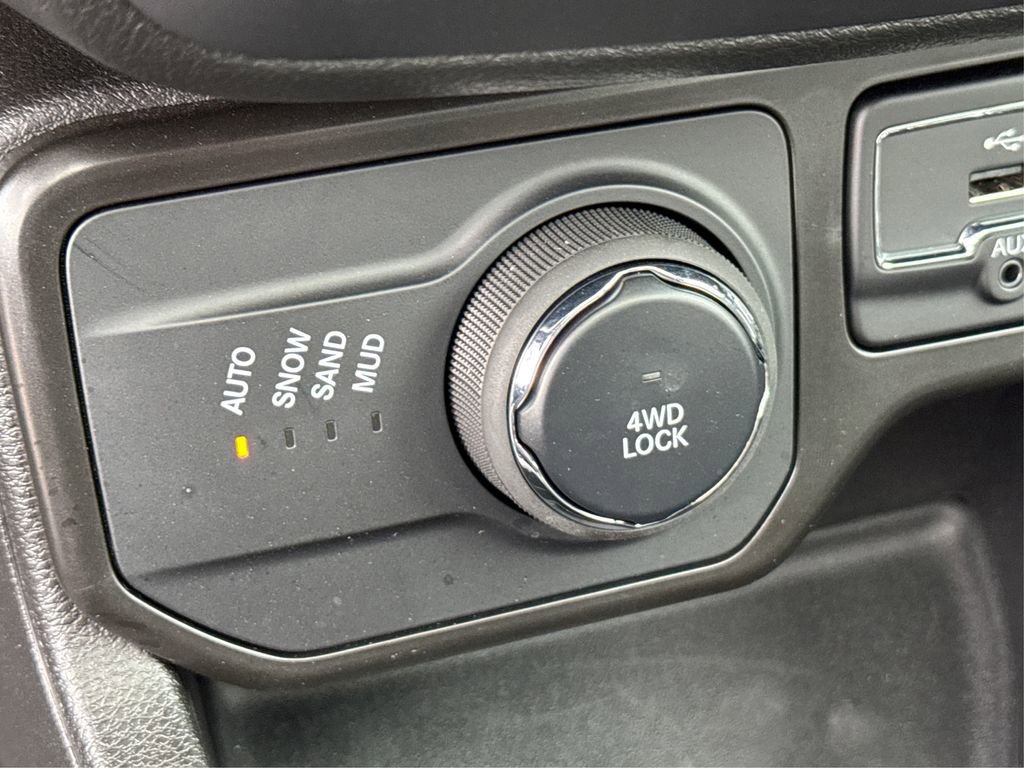 Used 2023 Jeep Renegade Latitude w/ Sun/Sound Group AWD/4WD image 37