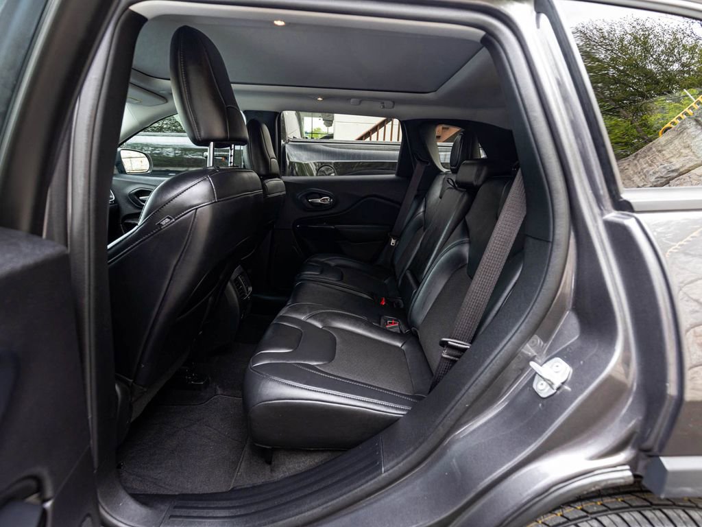 Used 2021 Jeep Cherokee Latitude Plus w/ Sun & Sound Group AWD/4WD image 25