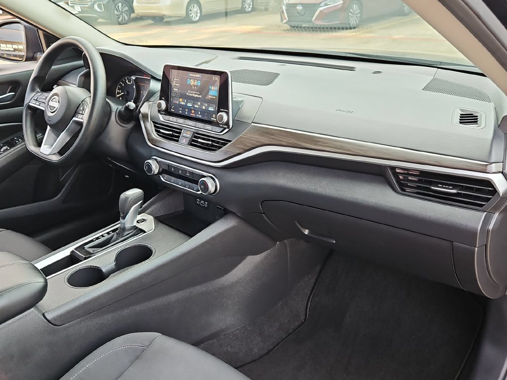 Used 2025 Nissan Altima 2.5 SV FWD image 32