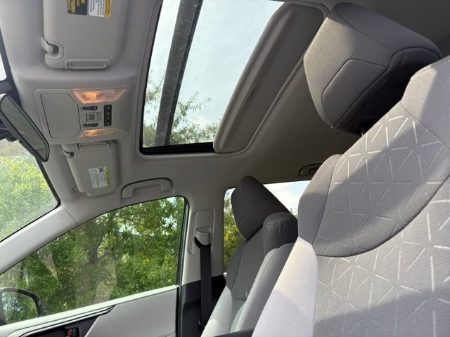 Used 2019 Toyota RAV4 XLE w/ Convenience Package FWD image 3