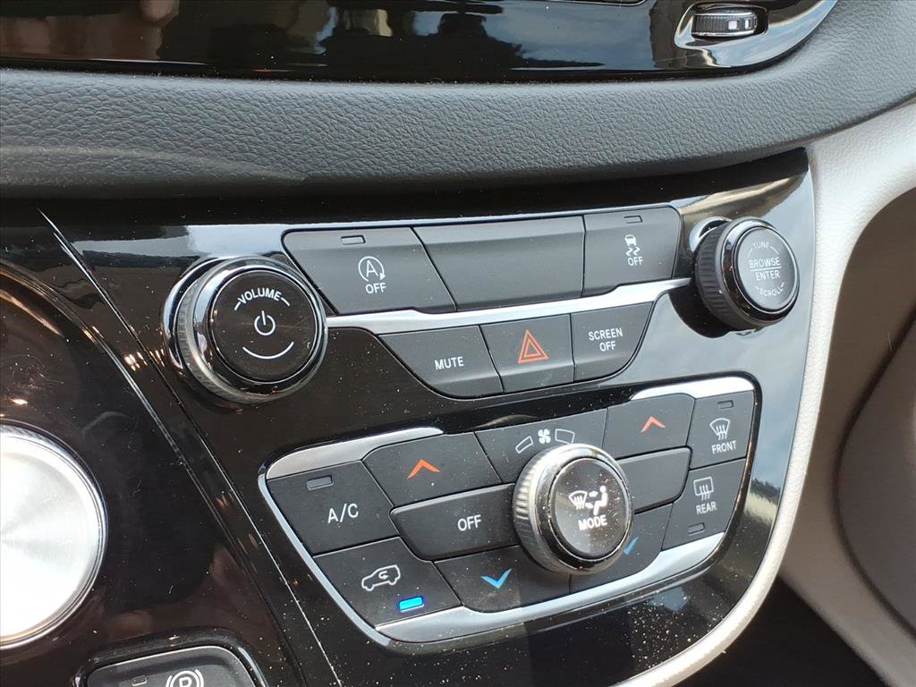 Used 2023 Chrysler Voyager LX image 31