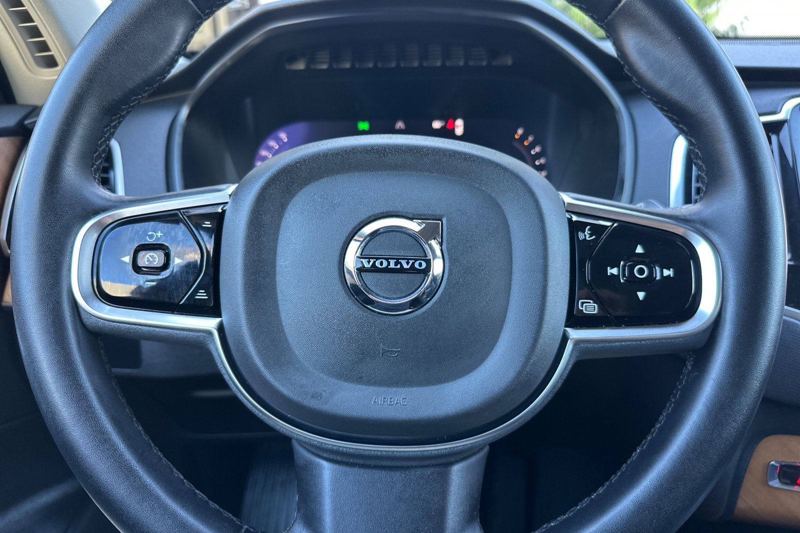 Certified 2023 Volvo XC90 B5 Plus AWD/4WD image 29