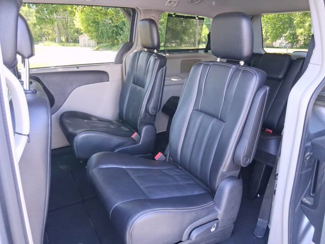Used 2014 Chrysler Town & Country Touring FWD image 21