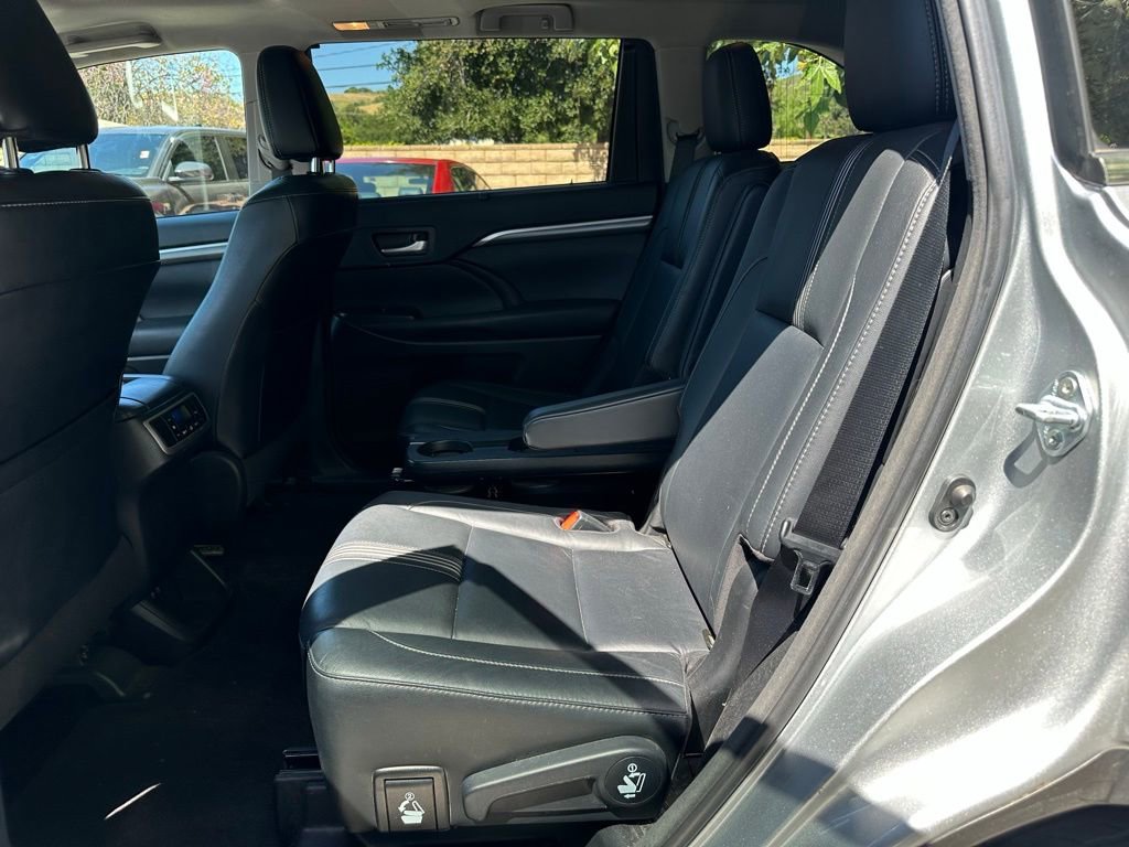 Used 2017 Toyota Highlander SE FWD image 9