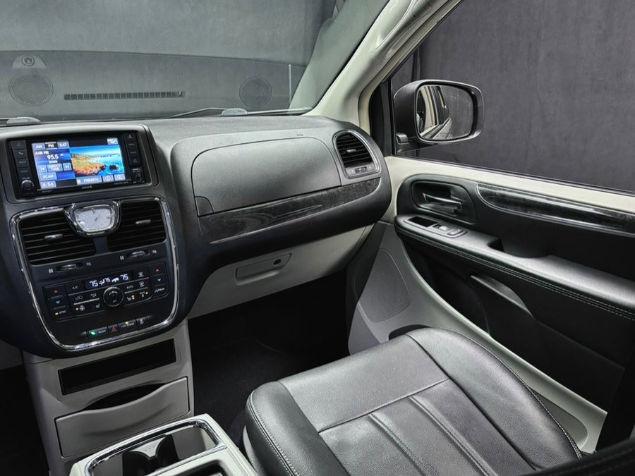 Used 2016 Chrysler Town & Country Touring w/ Driver Convenience Group image 35