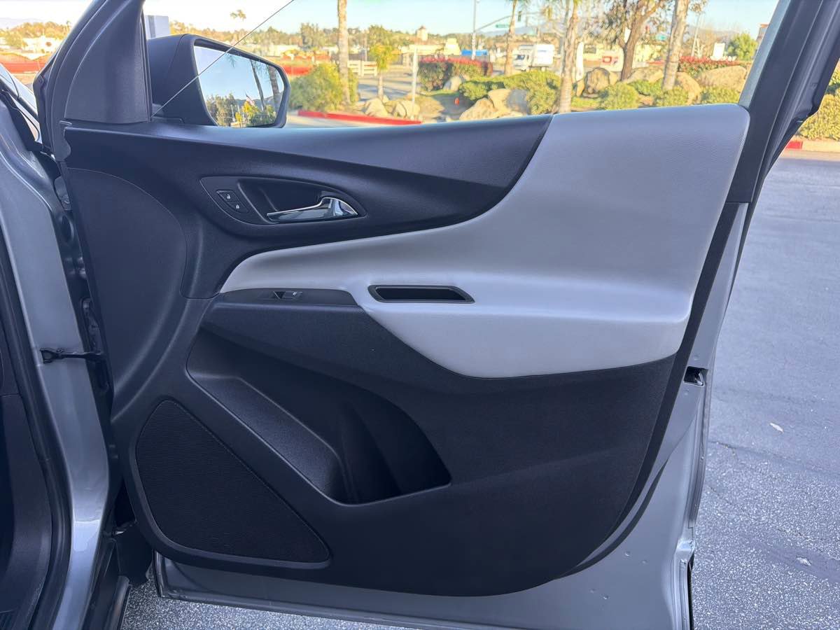 Used 2023 Chevrolet Equinox LS image 44