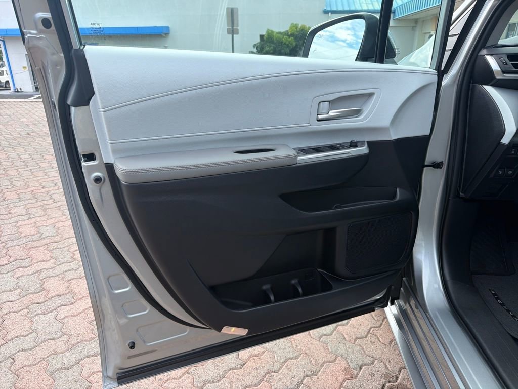 Used 2025 Toyota Sienna XLE image 8