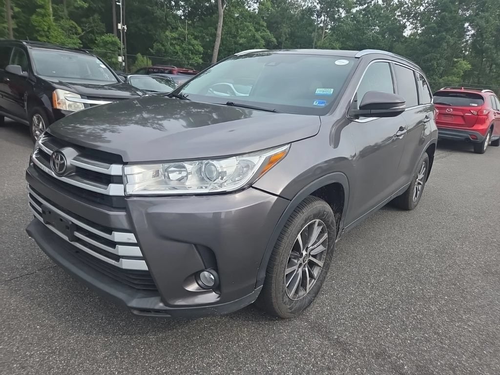 Used 2019 Toyota Highlander XLE AWD/4WD image 2