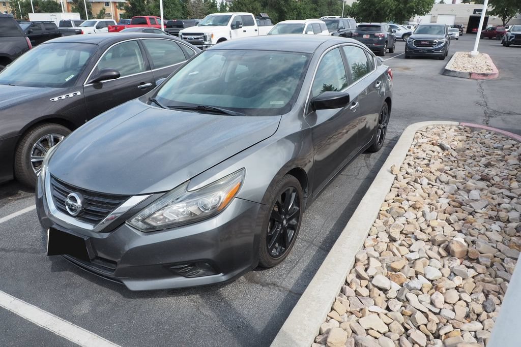 Used 2017 Nissan Altima 2.5 SR w/ Midnight Edition Package FWD image 2