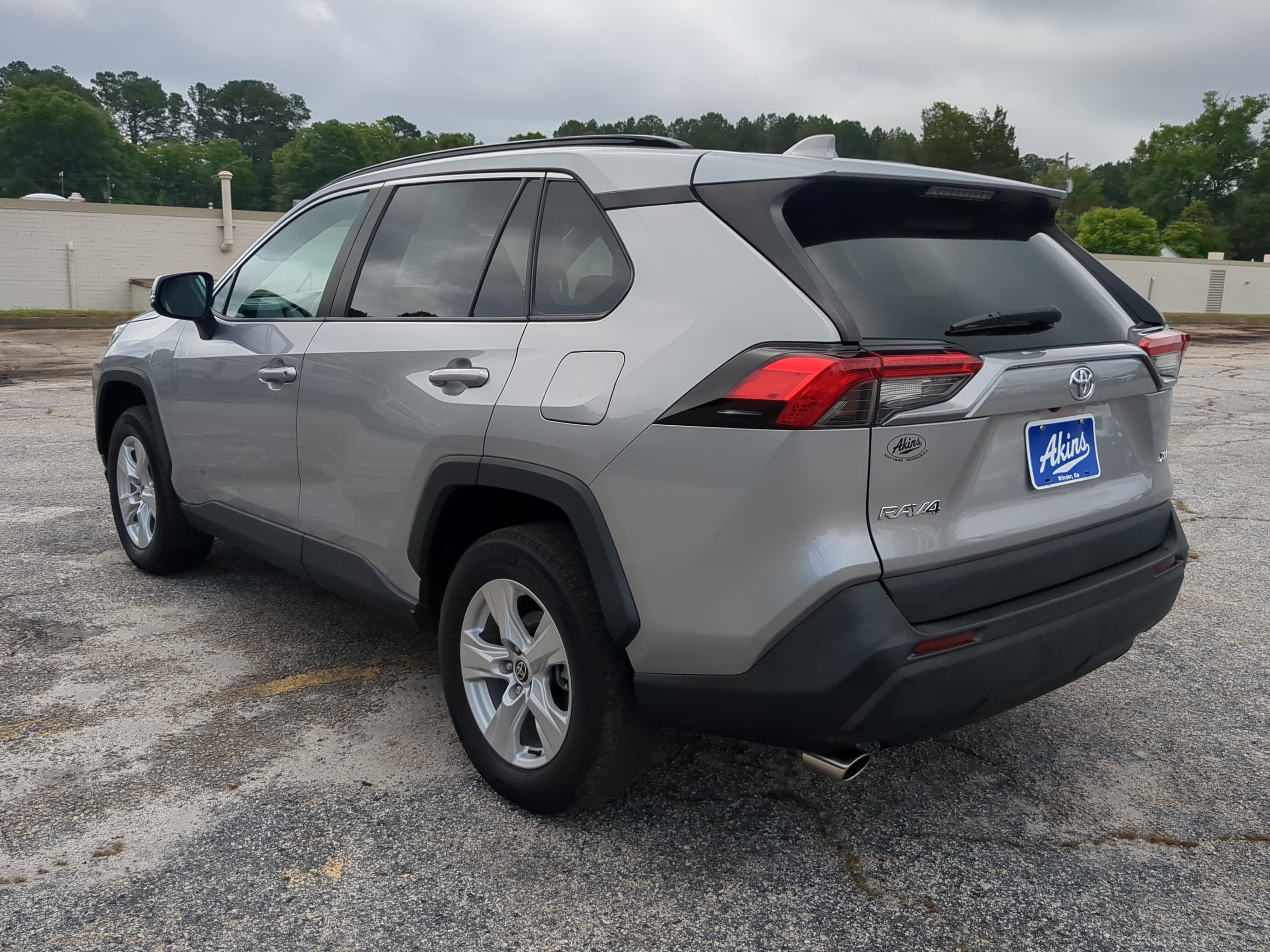 Used 2021 Toyota RAV4 XLE w/ Convenience Package FWD image 5