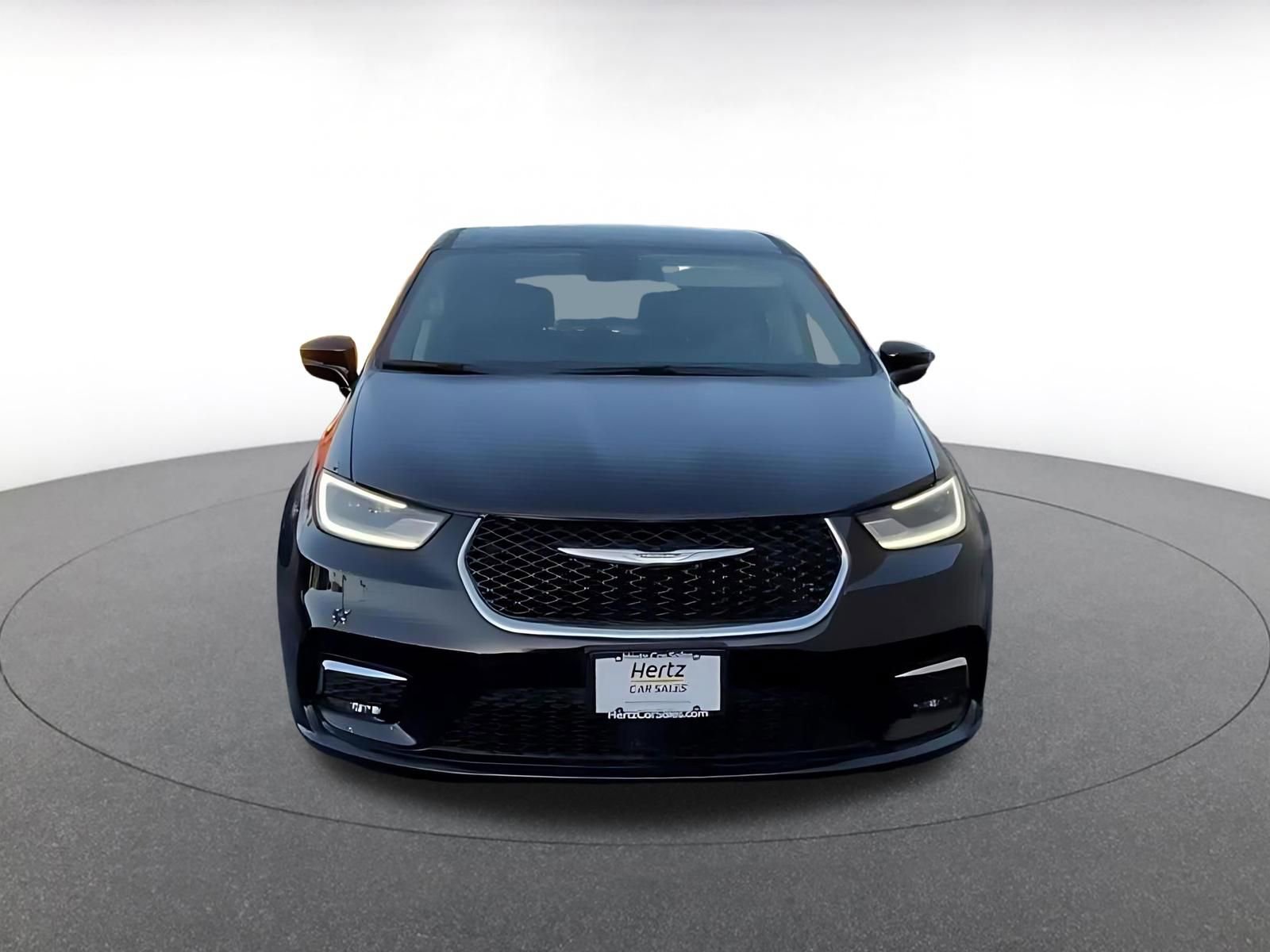 Used 2024 Chrysler Pacifica Touring-L image 4