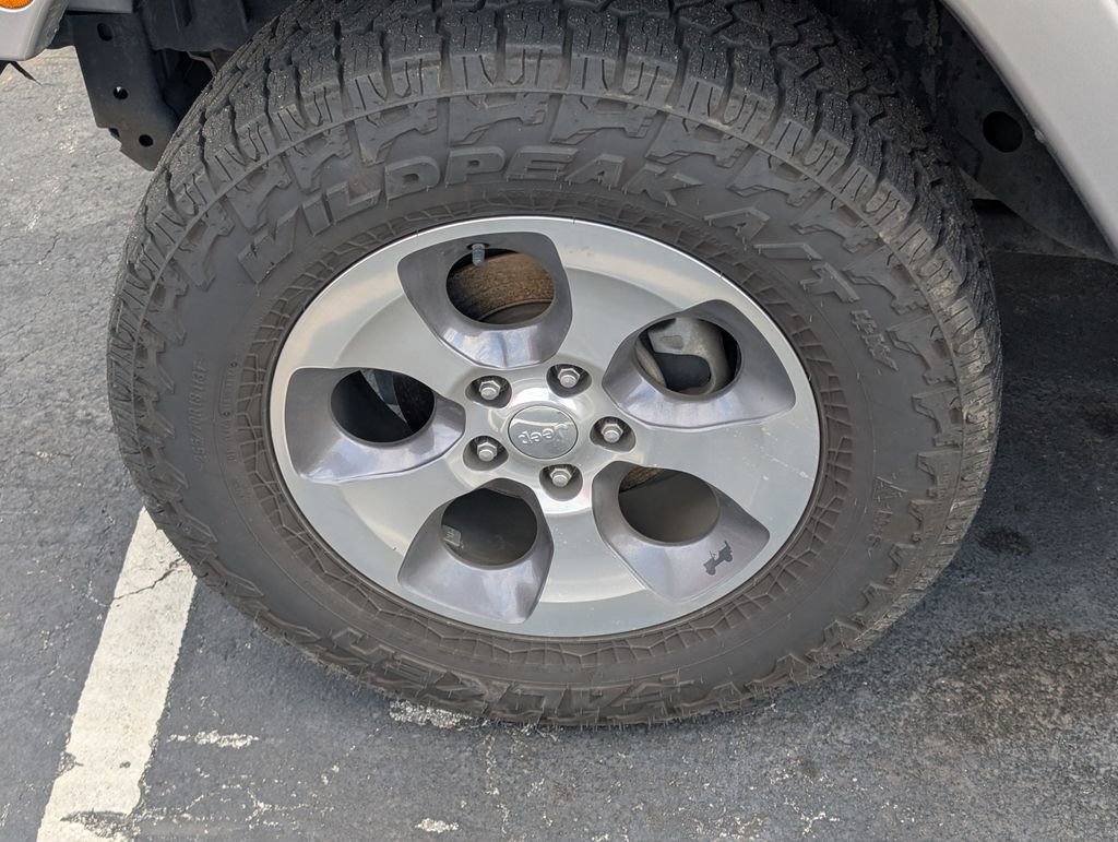 Used 2016 Jeep Wrangler Unlimited Sahara w/ Dual Top Group image 19