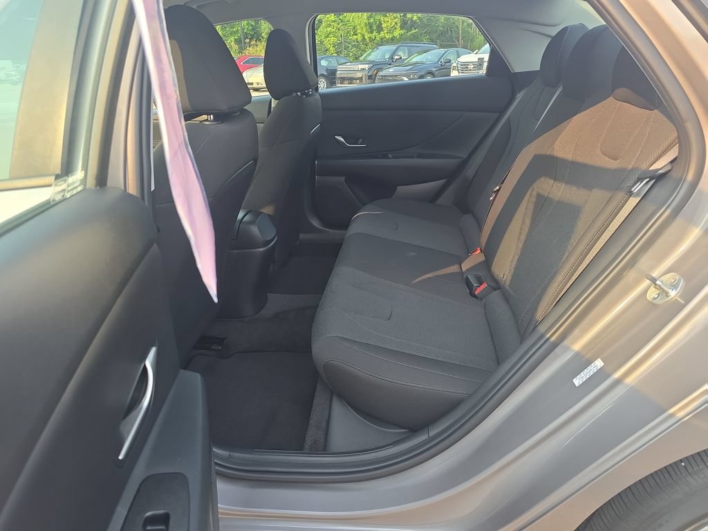 Used 2023 Hyundai Elantra SE FWD image 14