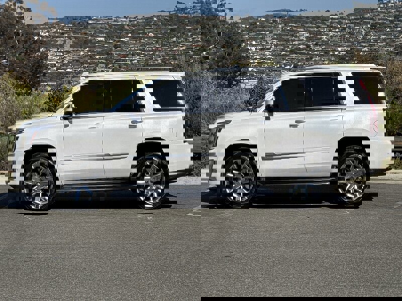 Used 2017 Cadillac Escalade Luxury image 3