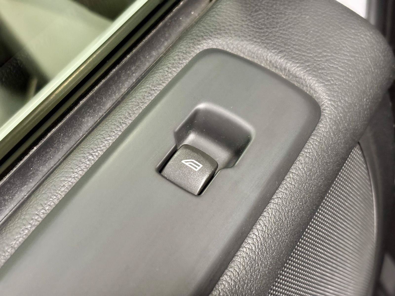 Used 2016 Land Rover LR4 AWD/4WD image 18