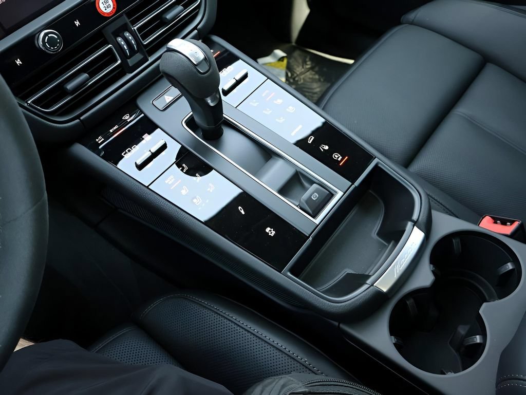 Certified 2025 Porsche Macan Turbo AWD/4WD image 24