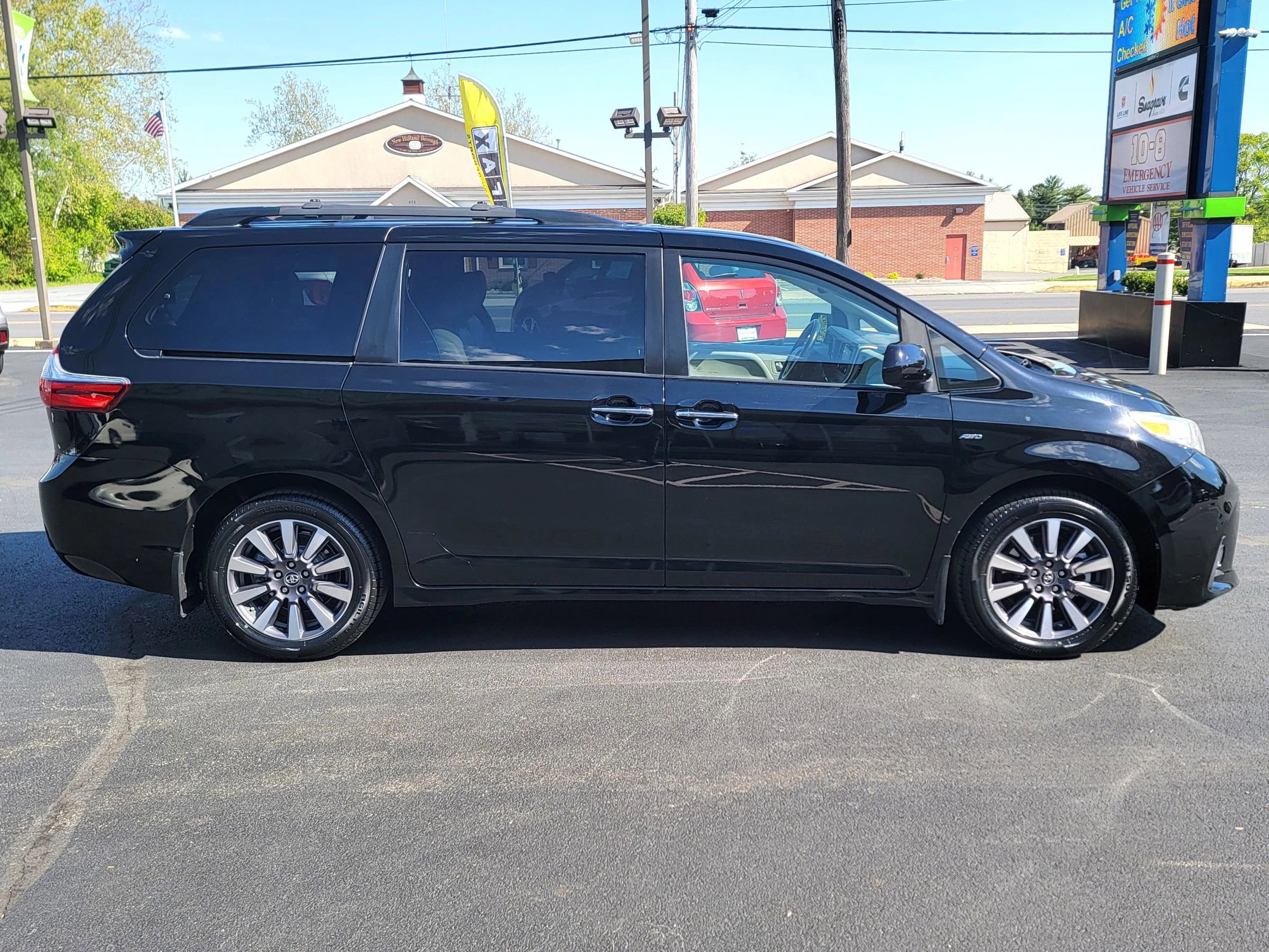 Used 2020 Toyota Sienna XLE w/ XLE Navigation Package AWD/4WD image 4
