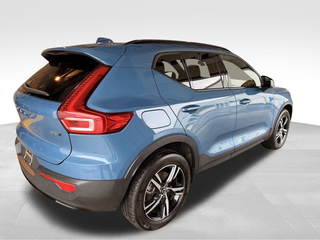Used 2024 Volvo XC40 B5 Core image 5