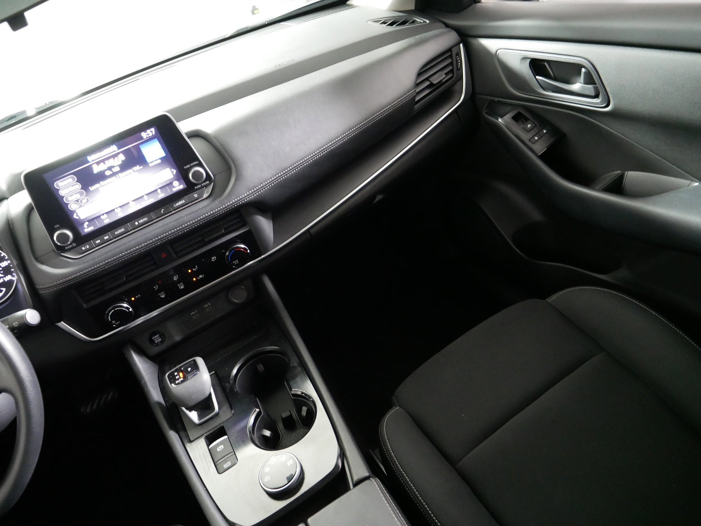 Used 2024 Nissan Rogue S AWD/4WD image 11