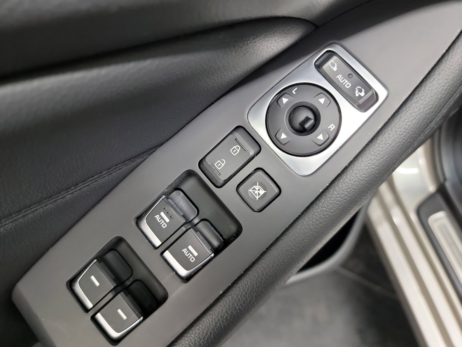 Used 2015 Kia Cadenza Premium image 14