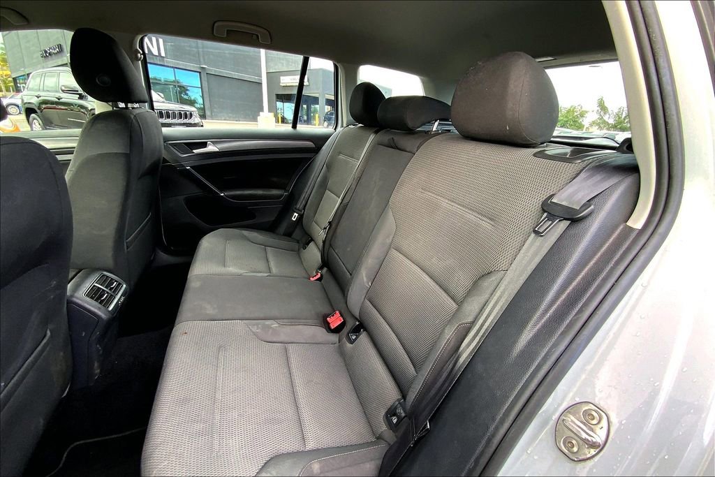 Used 2019 Volkswagen Golf SE image 25