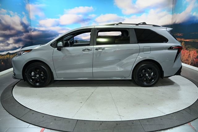 Used 2025 Toyota Sienna XLE Woodland Edition image 5