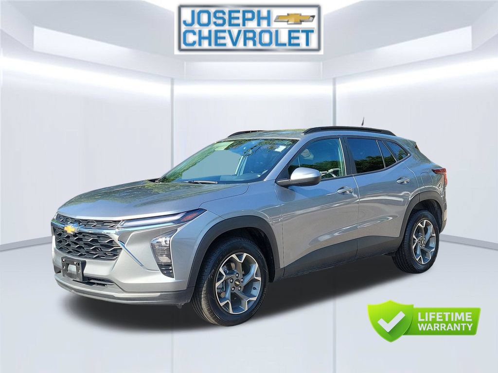 Used 2025 Chevrolet Trax LT FWD image 2