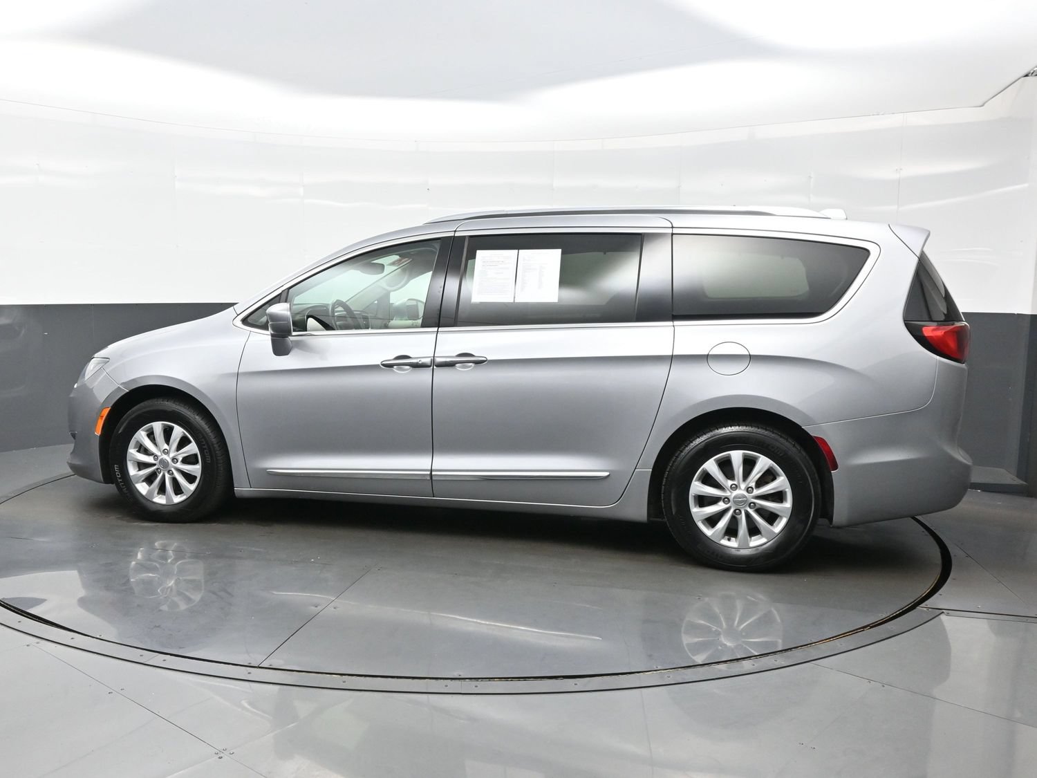Used 2018 Chrysler Pacifica Touring-L Plus FWD image 3