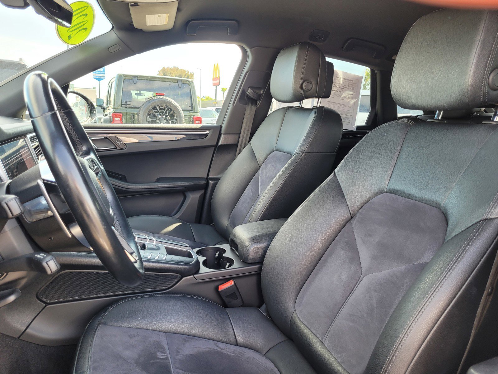 Used 2020 Porsche Macan w/ Premium Package image 10