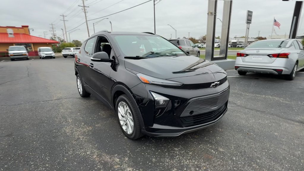 Used 2022 Chevrolet Bolt EUV LT w/ Comfort Package FWD image 2