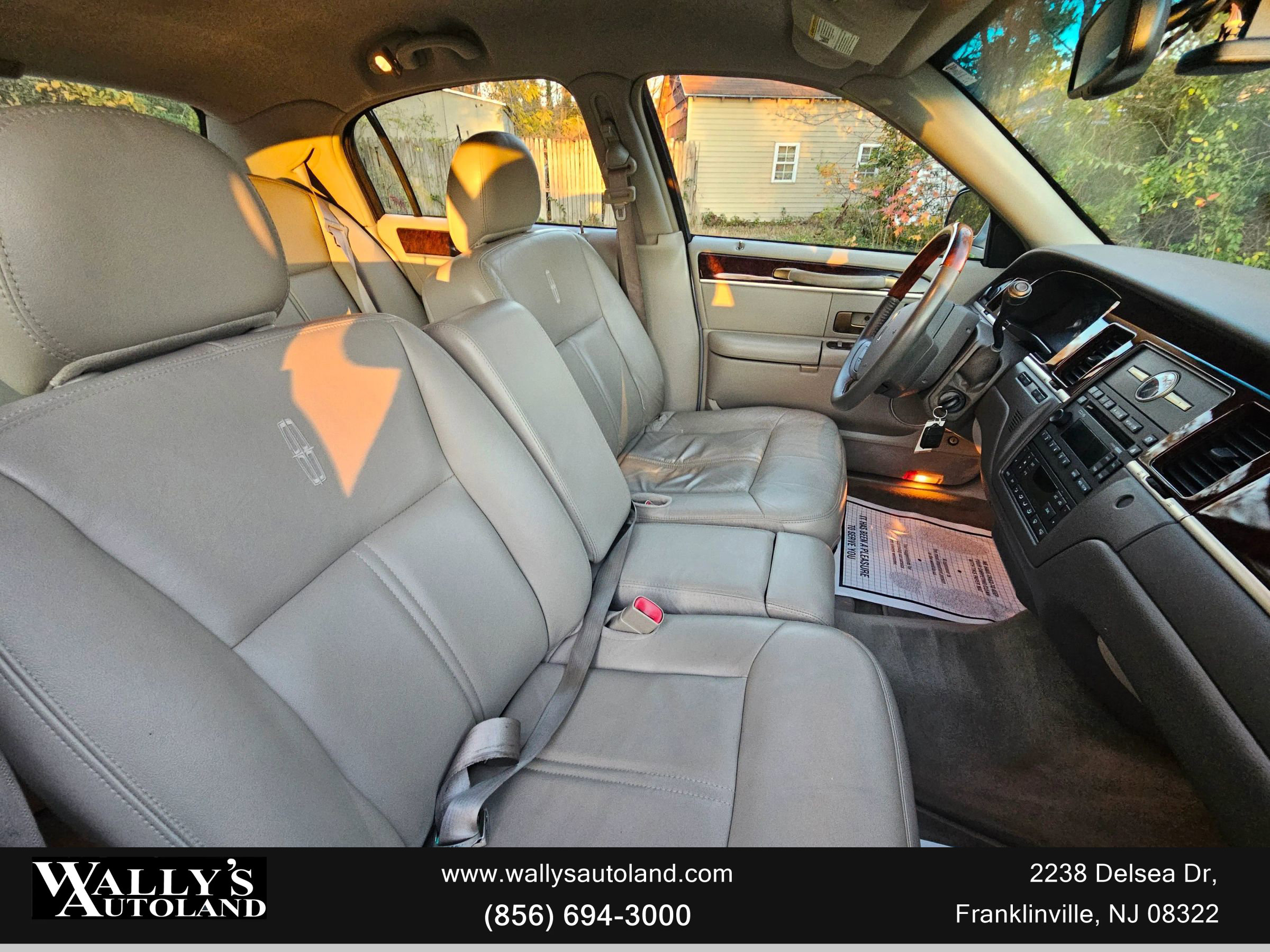 Used 2009 Lincoln Town Car Signature Limited image 12