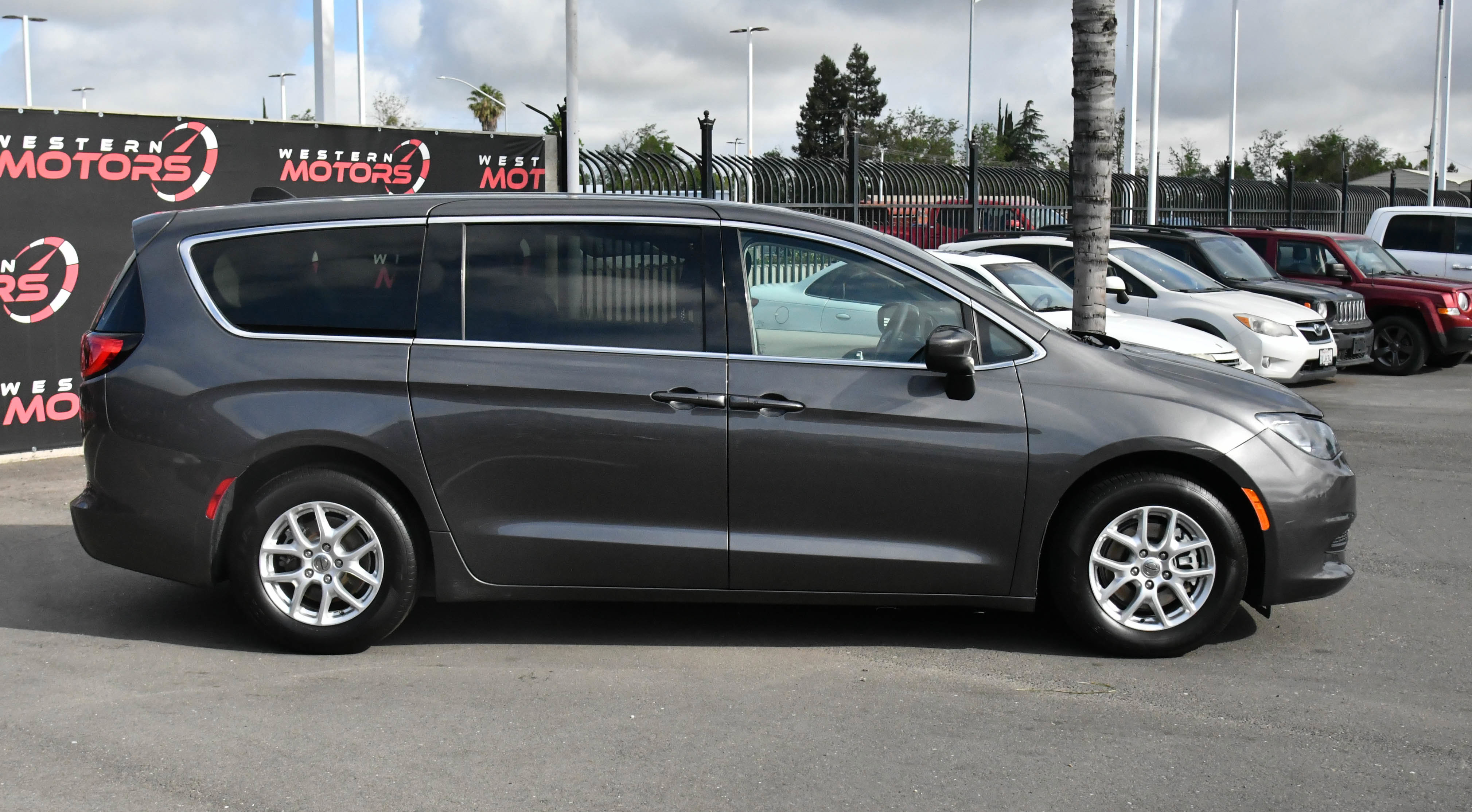 Used 2023 Chrysler Voyager LX FWD image 9