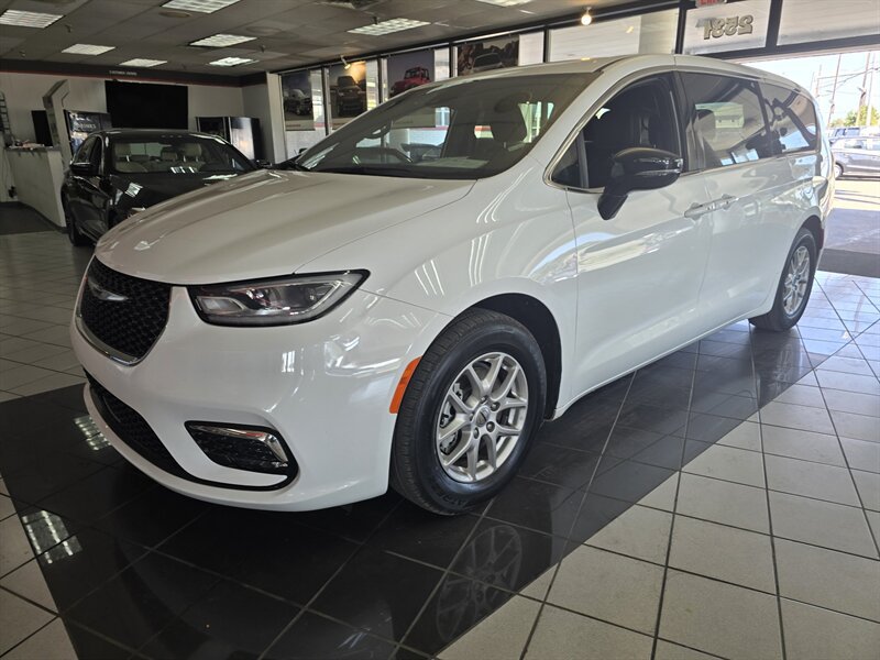Used 2025 Chrysler Pacifica Select FWD image 1